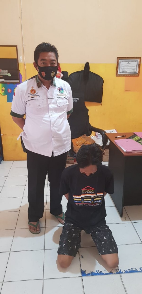Kasatreskoba Polres Jombang AKP Moch Mukid menunjukkan pelaku pengedar narkoba. (Istimewa)
