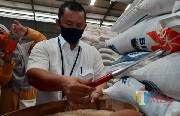 Kepala Bulog Subdivre Kediri Mara Kamin Siregar saat mengecek beras di gudang Bulog.(eko arif s/Jatimtimes)