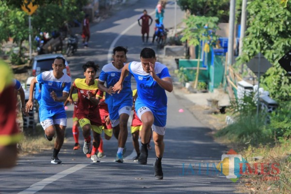 Para pemain Persik melakukan latihan fisik di Lebak Tumpang.(foto: istimewa)