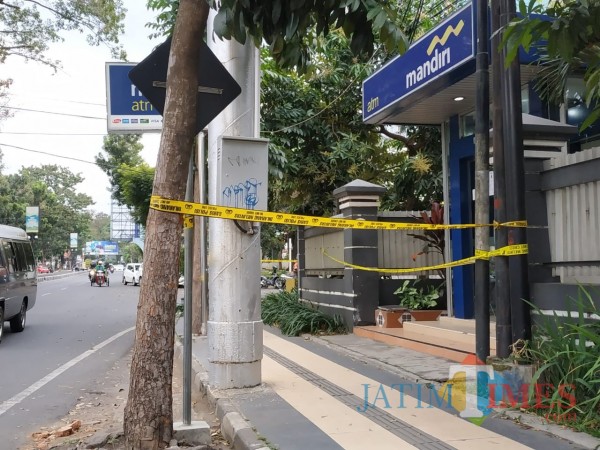 Tempat kejadian perkara ATM Bank Mandiri di Jalan Kawi (Hendra Saputra)