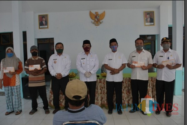 Wakil Bupati Jember Abdul Muqit Arief di sela-sela penyerahan Kartu Tani di Kecamatan Puger.