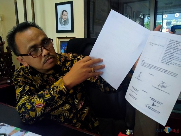 Kuasa Hukum pimpinan klinik yang menunjukkan berita acara kesepakatan damai dengan mantan perawat di kliniknya (Anggara Sudiongko/MalangTIMES)
