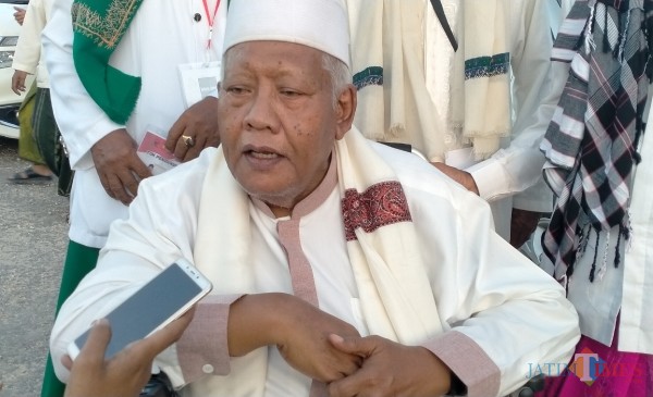 Pengasuh Pondok Pesantren (Ponpes) Mathlabul Ulum Jambu, Lenteng Sumenep, KH. Taufiqurrahman FM (Foto: Syaiful Ramadhani/JatimTIMES)