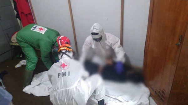 Jasad korban ketika dievakuasi tim medis dari dalam kamar di bengkel AC (Ist)