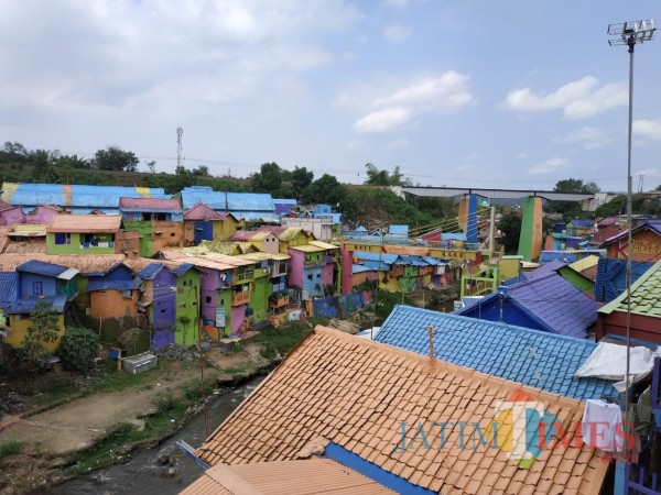 Kampung Warna-Warni (Hendra Saputra)
