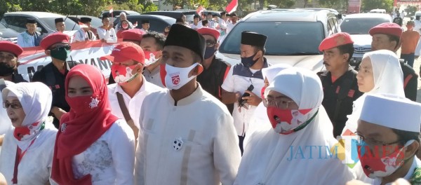 Pasangan bacabup dan bacawabup Fauzi-Nyai Eva didampingi para relawan dan pendukungnya saat tiba di KPU Sumenep (Foto: Syaiful Ramadhani/JatimTIMES)