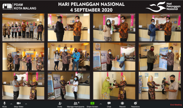 Pembagian 500 tumbler oleh Perumda Tugu Tirta Kota Malang menyambut Hari Pelanggan Nasional 2020. (Foto: Dokumentasi Perumda Tugu Tirta Kota Malang).