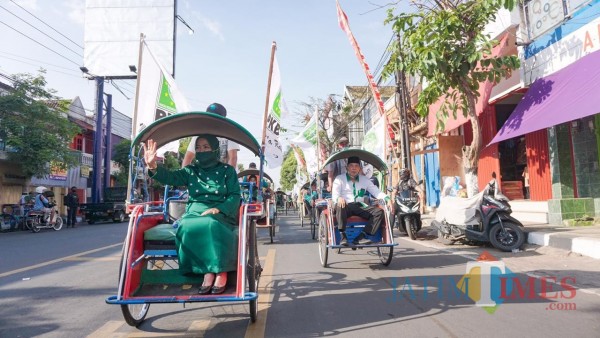 Pasangan Lathifah Shohib (kiri) - Didik Budi Muljono (kanan) atau LADUB saat mendaftarkan diri ke KPU dalam kontestasi Pilkada Kabupaten Malang dengan naik becak (Foto : Istimewa)