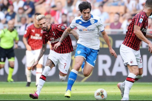 Sandro Tonali (putih) saat bermain melawan AC Milan (Instagram Sandro Tonali)