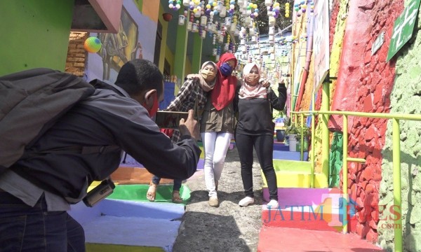 Wisatawan saat berswa foto di Kampung Warna-Warni Jodipan, Kecamatan Blimbing Kota Malang. (Ahmad Amin/MalangTIMES).