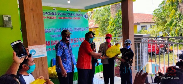 Acara penyerahan bantuan paket sembako yang digelar oleh BKAD Kecamatan Puger (foto : Ulum Pitek / Jatim TIMES)