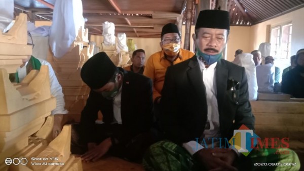 Bapaslon bupati dan wakil bupati Sumenep Fattah Jasin - KH. Ali Fikri saat nyekar di Asta Tinggi (Foto: Syaiful Ramadhani/JatimTIMES)