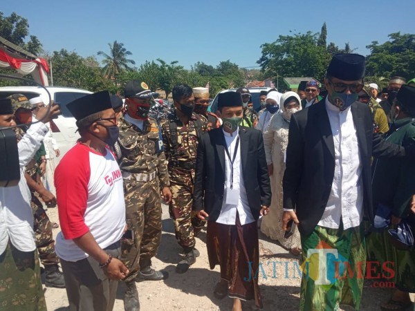 Belasan anggota Banser sewaktu mengawal Bapaslon Gus Acing-Mas Kiai mendaftar ke KPU Sumenep (Foto: Syaiful Ramadhani/JatimTIMES)