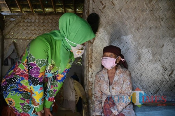 Bupati Jember saat sambang di salah satu rumah warga tidak mampu (foto : istimewa / Jatim TIMES)