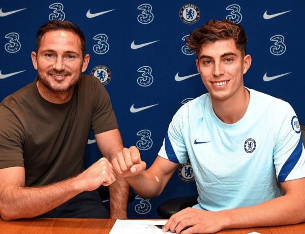 Kai Havrezt (kanan) bersama manager Chelsea Frank Lampard sesaat usai menandatangani kontrak (Instagram Chelsea)