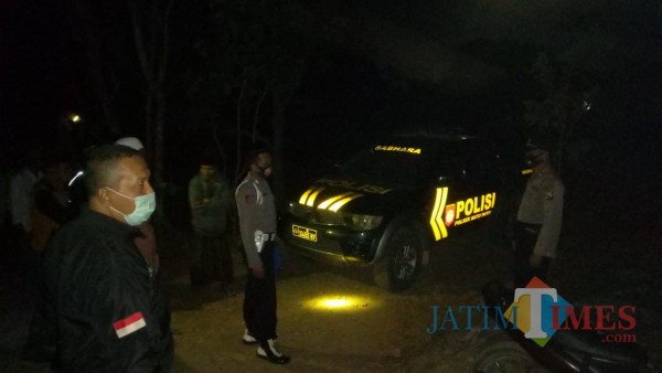 Pihak kepolisian saat melakukan olah tempat kejadian perkara (TKP) penemuan mayat di Desa Badut, Batuputih (Foto: Humas Polres Sumenep for JatimTIMES)
