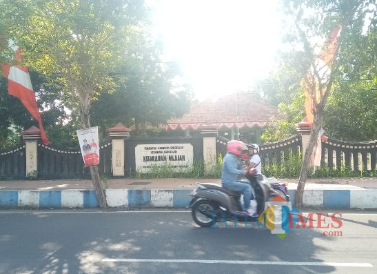 Tampak, seorang pengendara melintas di depan Kantor Kelurahan Mlajah (foto/redaksi bangkalantimes.com)