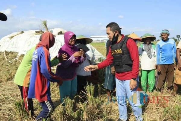 Bupati Lumajang H. Thorqul Haq ketika bertemu dengan petani (Foto : Moch. R. Abdul Fatah / Jatim TIMES)
