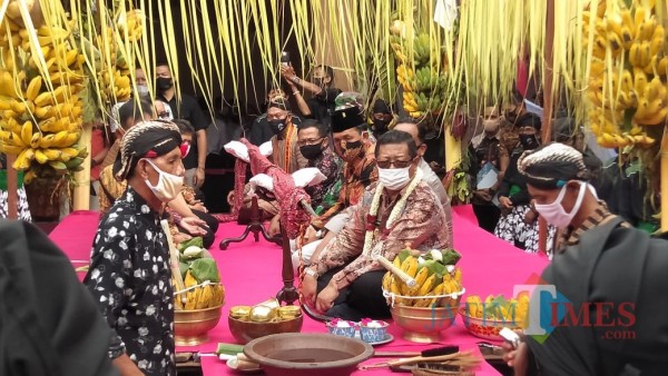 Bupati Tulungagung Maryoto Birowo saat hadir dalam prosesi jamasan pusaka Kiai Upas (Foto: Istimewa/ TulungagungTIMES)