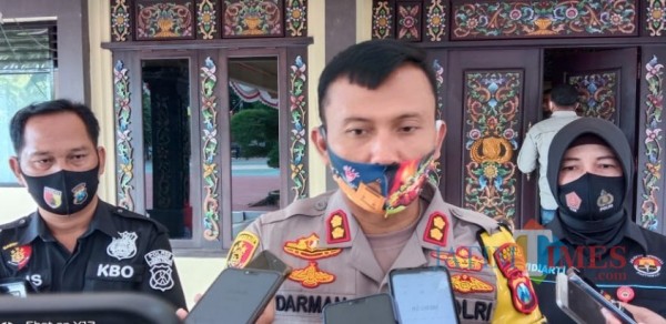 Kapolres Sumenep AKBP Darman saat ditemui usai press release di Mapolres Sumenep. (doc. Foto: Syaiful Ramadhani/JatimTIMES)
