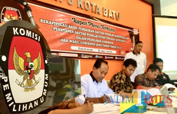 Komisioner saat melakukan rapat di kantor KPU Kota Batu tahun 2019 silam. (Foto: Irsya Richa/MalangTIMES)