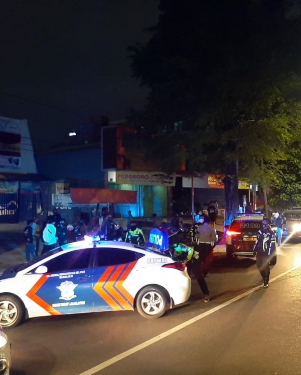 Nampak mobil patroli petugas menghadang sekeliling pemuda yang kuat dugaan akan melakukan balap liar (Ist)