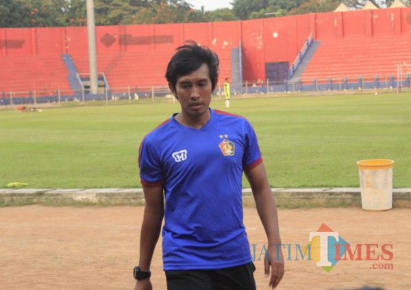 Pelatih Persik Kediri Budi Sudarsono saat menggelar latihan di Stadion Brawijaya.(eko arif s/Jatimtimes)