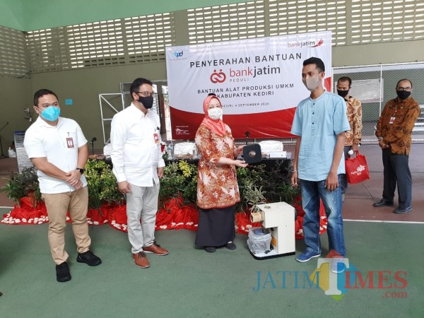 Bupati Kediri Hj. Haryanti Sutrisno menerima langsung bantuan CSR dari Bank Jatim untuk pelaku UMKM .(foto:istimewa)