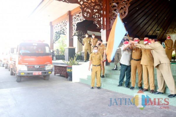 Bupati Pamekasan Baddrut Tamam saat melepas armada pengangkut bantuan air bersih