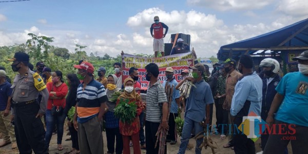 Petani Desa Modangan unjuk rasa ke Kantor BPN bawa hasil ladang.(Foto : Aunur Rofiq/BlitarTIMES)