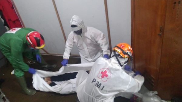 Petugas medis saat mengevakuasi jenazah pegawai bengkel AC yang ditemukan tewas di kamar bengkel. (Ist)