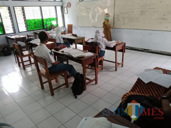 Siswa SMAN 3 Jombang terlihat melakukan pembelajaran tatap muka di kelas. (Foto : Adi Rosul / JombangTIMES)