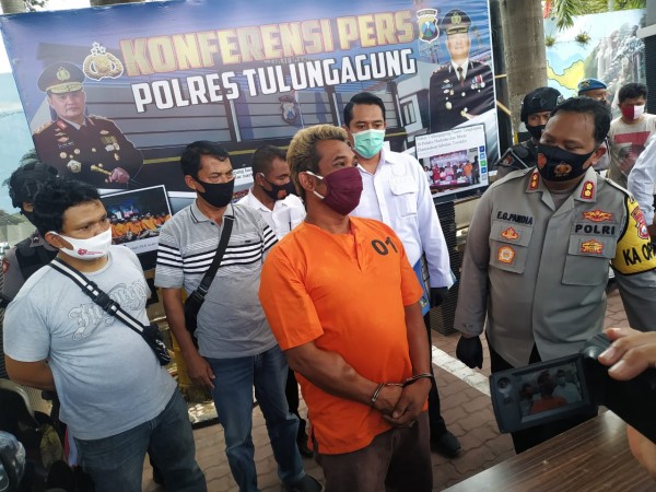Tersangka Mugianto saat dirilis di Mapolres Tulungagung / Foto : Anang Basso / Tulungagung TIMES