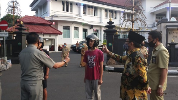 Wali Kota Malang Sutiaji saat meminta pelanggar melafalkan Pancasila sebagai hukuman tak kenakan masker (Pipit Anggraeni/MalangTIMES).
