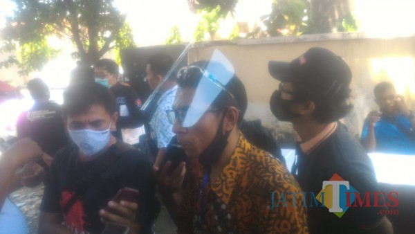 Adrian Yansen Pale, Koordinator Divisi PHL Bawaslu Banyuwangi saat wawancara dengan wartawan (Nurhadi/ JatimTimes)