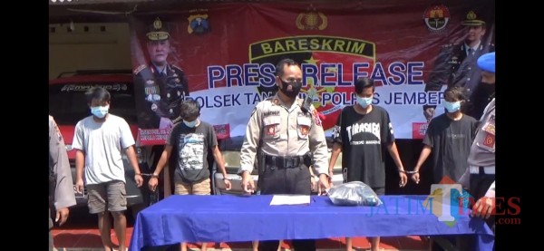 Ke-lima pelaku saat diamankan di Mapolsek Tanggul (foto: Ulum Pitek/ JatimTIMES)