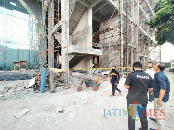 Lokasi kejadian tempat jatuhnya 10 pekerja proyek di RSI UNISMA (Anggara Sudiongko/MalangTIMES)