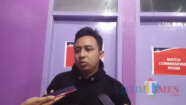 Media Officer Persik Kediri Anwar Bhahar Bassalah saat memberikan keterangan.(eko arif s/Jatimtimes)