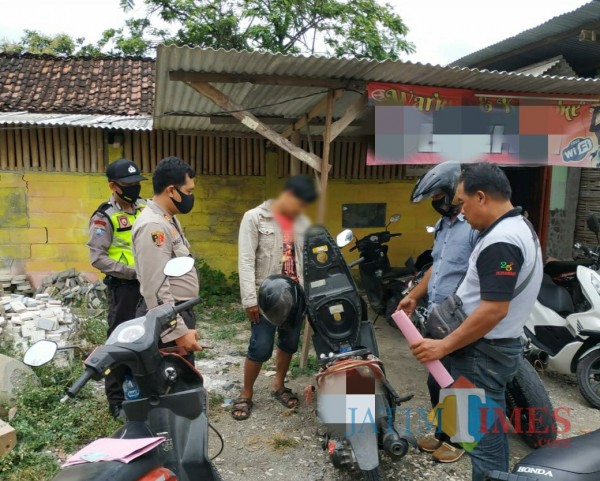 Pelalu SP diamankan saat kedapatan menunggu pembeli mirasnya / Foto : Dokpol / Tulungagung TIMES
