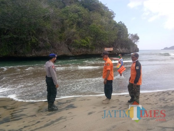 Petugas saat melakukan olah TKP di lokasi tenggelamnya wisatawan Pantai Ungapan (Foto : Humas Polres Malang for MalangTIMES)