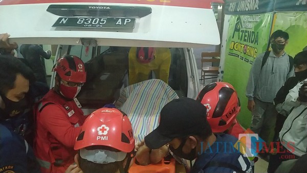 Salah satu korban tewas saat dievakuasi oleh petugas medis (Anggara Sudiongko/MalangTIMES)