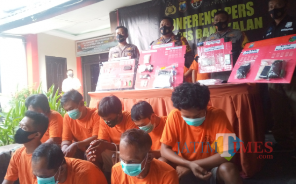 Tampak, sejumlah tersangka penyalahgunaan narkoba dihadapan Kapolres Bangkalan saat jumpa pers di Halaman Mapolres Bangkalan (foto/redaksi Bangkalantimes.com)