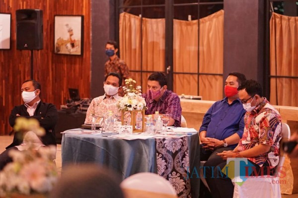 Wali Kota Kediri Abdullah Abu Bakar saat menghadiri diskusi di hotel Surabaya.(foto: istimewa)