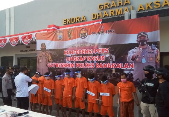 Tampak, delapan tersangka saat diamankan polisi beberapa waktu lalu di halaman mapolres Bangkalan (foto/istimewa)