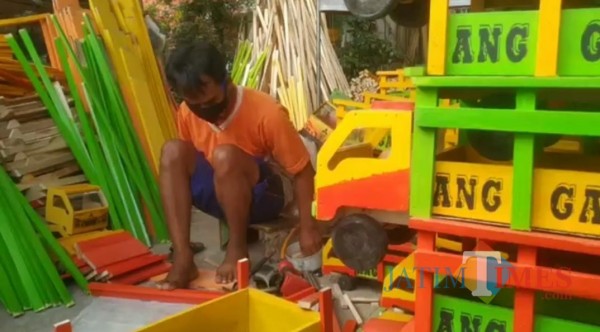 Inspiratif Disabilitas Di Blitar Sukses Tekuni Usaha Kreatif Miniatur Truk Jatim Times