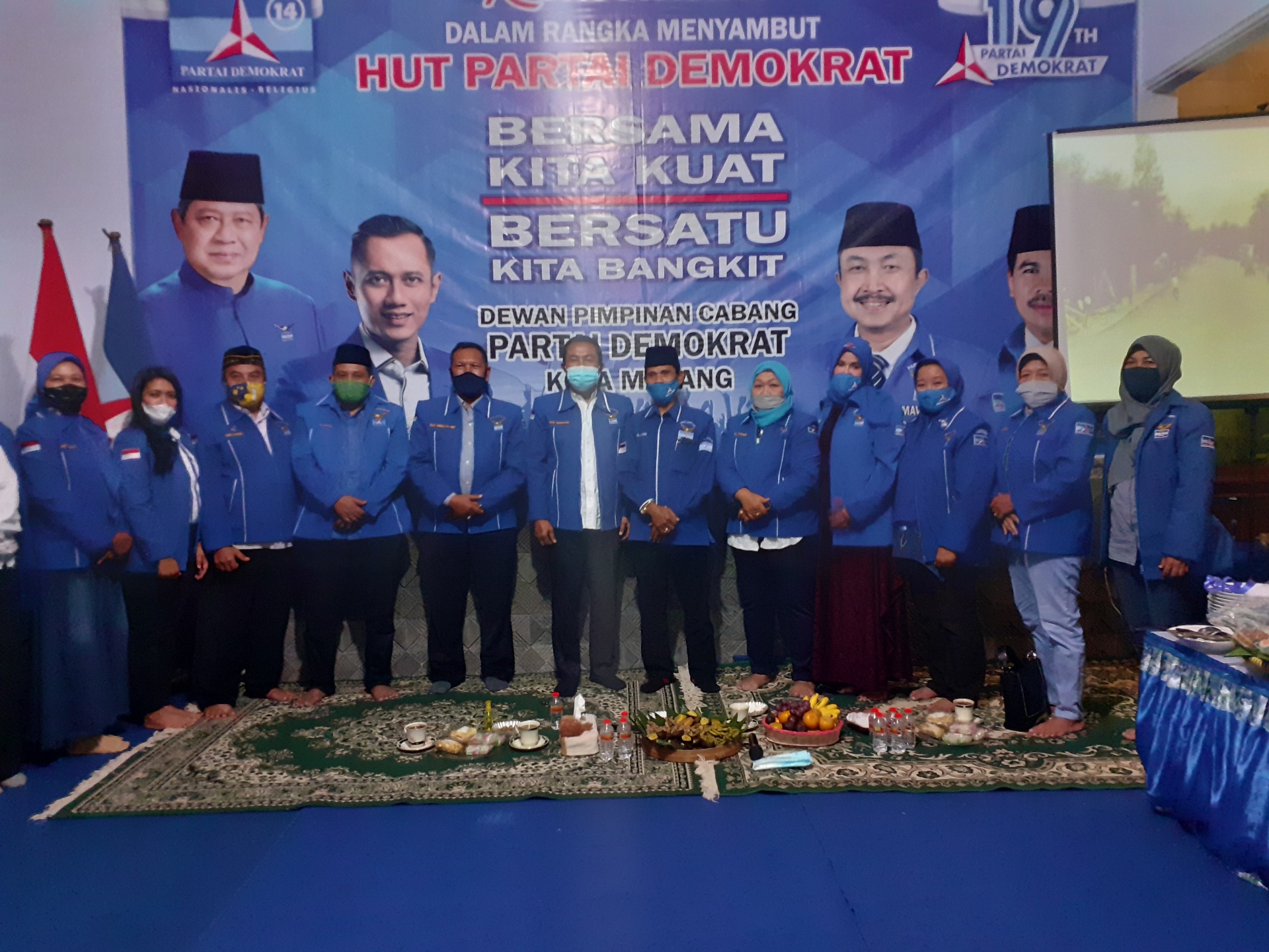 Peringati Hut Ke 19 Di Tengah Pandemi Dpc Partai Demokrat Kota Malang Bagi Bagi Sembako Jatim Times