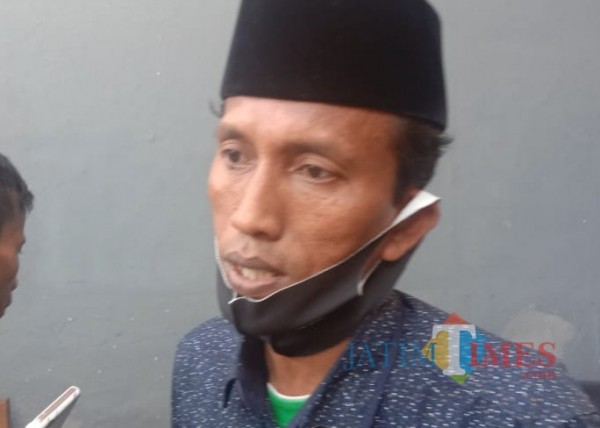 Abd Aziz Anggota Komisi B DPRD Bangkalan saat diwawancari (foto/redaksi bangkalantimes.com)