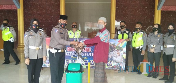 Anggota Satlantas Polres Jember saat menyerahkan bantuan peralatan kebersihan di Masjid Cheng Ho Jember. (foto : Moh. Ali Makrus / Jatim TIMES)