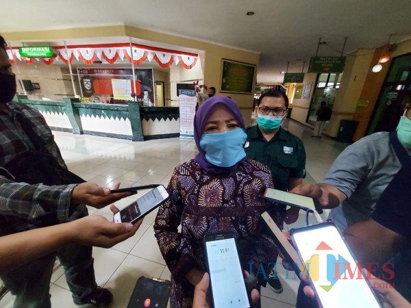 Bacabup Malang, Lathifah Shohib saat selesai menjalani tes psikologi dan wawancara di RSSA, Kota Malang, Rabu (9/9/2020). (Foto: Tubagus Achmad/MalangTimes)
