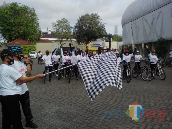 Kadispora dan Ketua KONI Banyuwangi Memberangkatkan Peserta Gowes Bareng Di Depan Stadion Diponegoro Nurhadi Banyuwangi Jatim Times